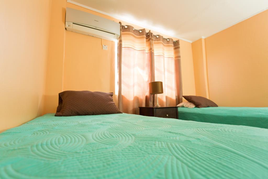 Cozy Accommodations - Dorchester City Line Кингстън Екстериор снимка